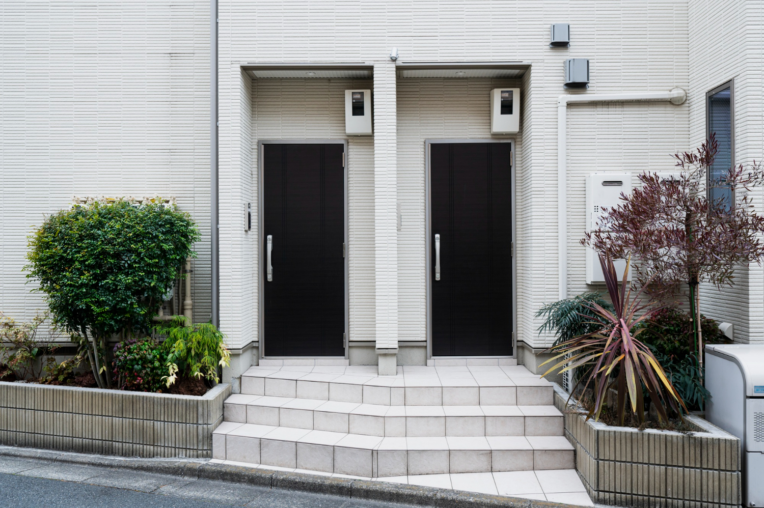Fiberglass vs Steel Entry Doors: Which Is Better for Canadian Winters?